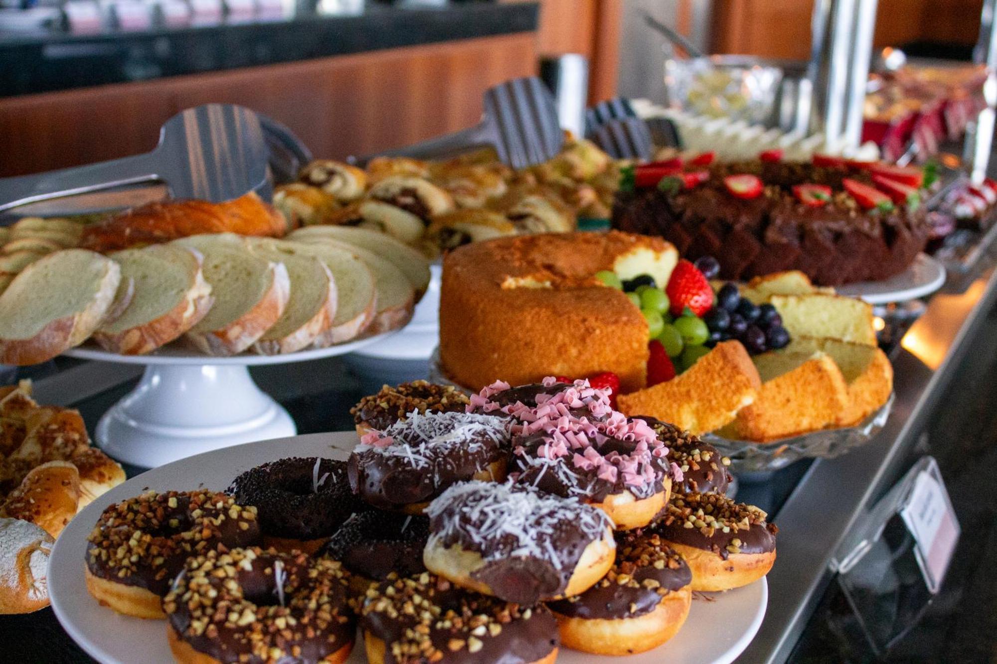 Hotel Senac Ilha Do Boi Віторія Екстер'єр фото A selection of cakes